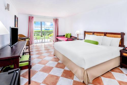 Alojamiento con 1 cama extragrande y vistas al mar del hotel Grand Decameron Panama, A Trademark All Inclusive Resort