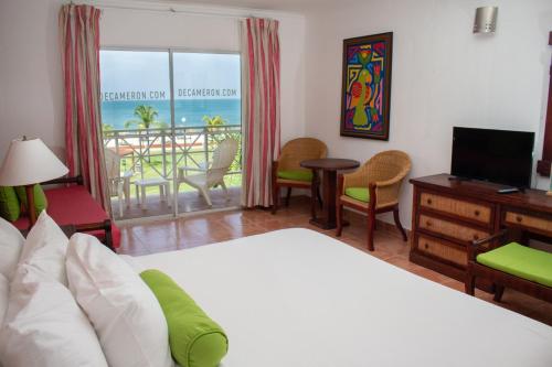 Alojamiento con 1 cama extragrande y vistas al mar del hotel Grand Decameron Panama, A Trademark All Inclusive Resort. Foto 2
