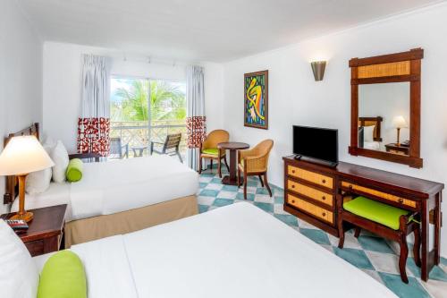 Habitación con vistas al jardín - 2 camas dobles del hotel Grand Decameron Panama, A Trademark All Inclusive Resort. Foto 2
