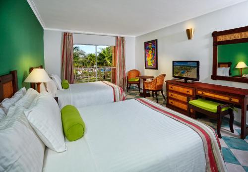 Habitación con vistas al jardín - 2 camas dobles del hotel Grand Decameron Panama, A Trademark All Inclusive Resort. Foto 3