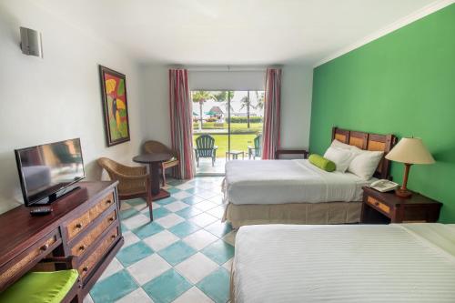 Habitación con vistas al jardín - 2 camas dobles del hotel Grand Decameron Panama, A Trademark All Inclusive Resort. Foto 4