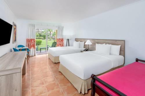 Habitación Plus con vistas al jardín - 2 camas dobles del hotel Grand Decameron Panama, A Trademark All Inclusive Resort. Foto 1