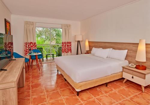 Habitación Plus con vistas al jardín - 1 cama extragrande del hotel Grand Decameron Panama, A Trademark All Inclusive Resort