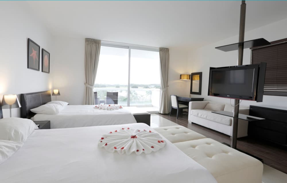 Habitación de lujo con 1 cama doble o 2 individuales, 2 camas dobles (Access to the saltwater pool) del hotel Playa Blanca Beach Resort - All Inclusive. Foto 1