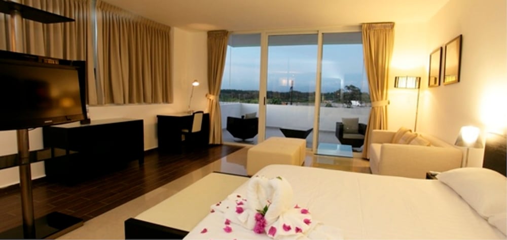 Habitación de lujo con 1 cama doble o 2 individuales, 2 camas dobles (Access to the saltwater pool) del hotel Playa Blanca Beach Resort - All Inclusive. Foto 2