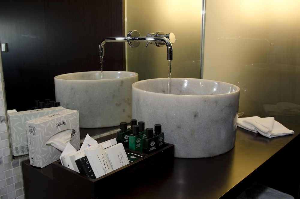 Habitación estándar con 2 camas individuales del hotel Vip Grand Lisboa. Foto 3