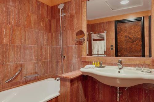 Habitación amplia. del hotel Rome Marriott Park. Foto 1
