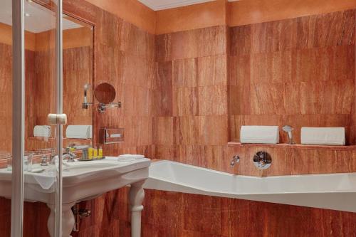Suite Junior Executive con acceso al salón del hotel Rome Marriott Park