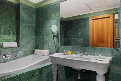 Suite Executive con acceso al salón del hotel Rome Marriott Park. Foto 1
