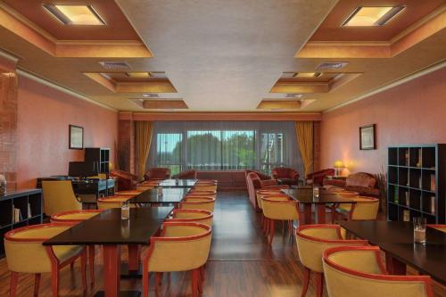 Suite Executive con acceso al salón del hotel Rome Marriott Park. Foto 4