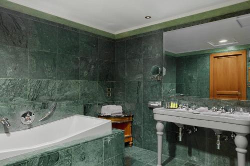 Suite Presidencial con acceso al salón del hotel Rome Marriott Park. Foto 1