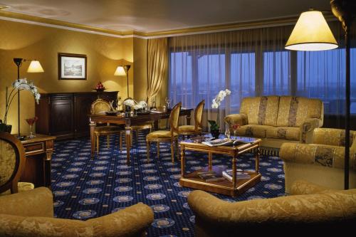 Suite Presidencial con acceso al salón del hotel Rome Marriott Park. Foto 2