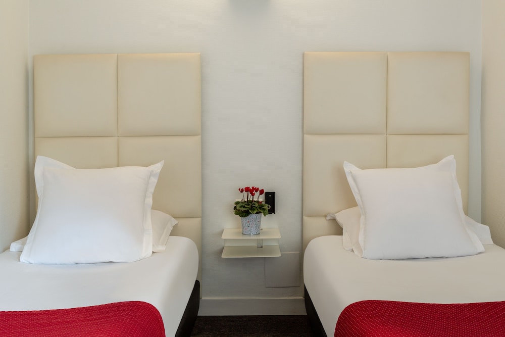 Habitación con 2 camas individuales del hotel The Originals City, Lecourbe, Paris Tour Eiffel (Inter-Hotel). Foto 3