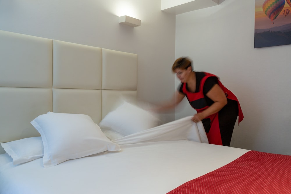 Habitación Confort doble del hotel The Originals City, Lecourbe, Paris Tour Eiffel (Inter-Hotel). Foto 3