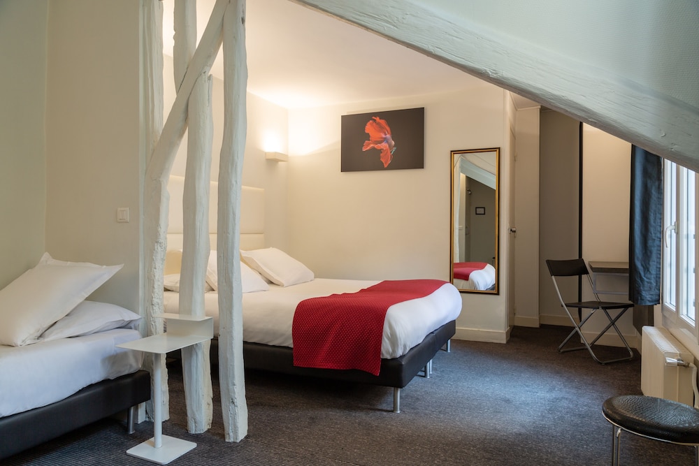 Habitación triple del hotel The Originals City, Lecourbe, Paris Tour Eiffel (Inter-Hotel)