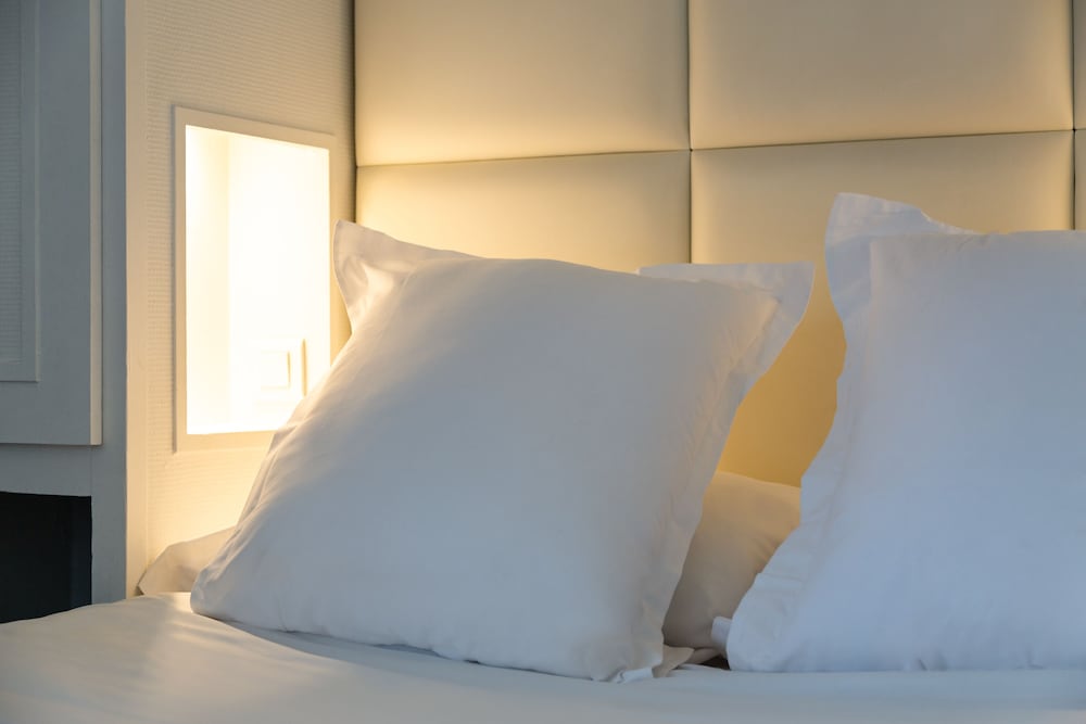 Habitación triple del hotel The Originals City, Lecourbe, Paris Tour Eiffel (Inter-Hotel). Foto 1