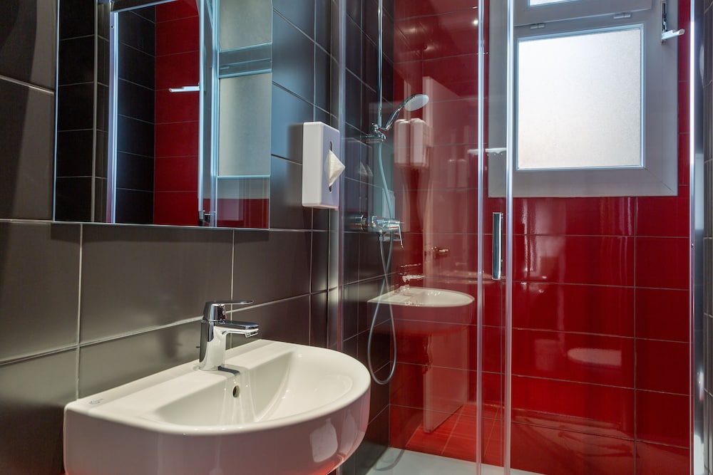 Habitación cuádruple del hotel The Originals City, Lecourbe, Paris Tour Eiffel (Inter-Hotel). Foto 3