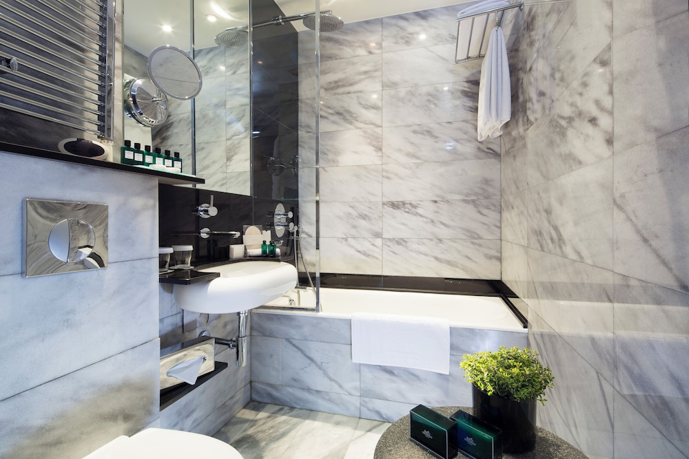 Habitación superior, balcón del hotel Lumen Paris Louvre. Foto 3