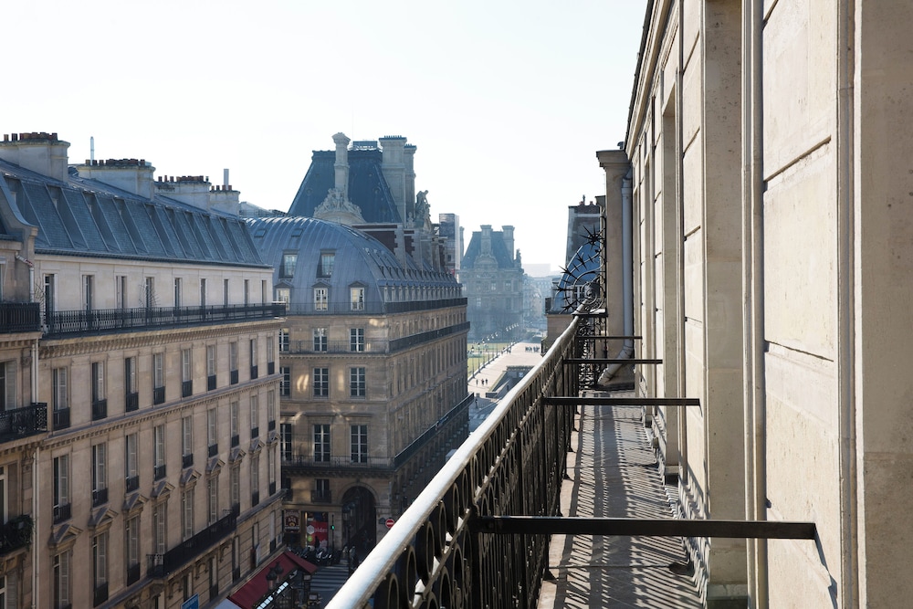 Habitación clásica, balcón del hotel Lumen Paris Louvre. Foto 4