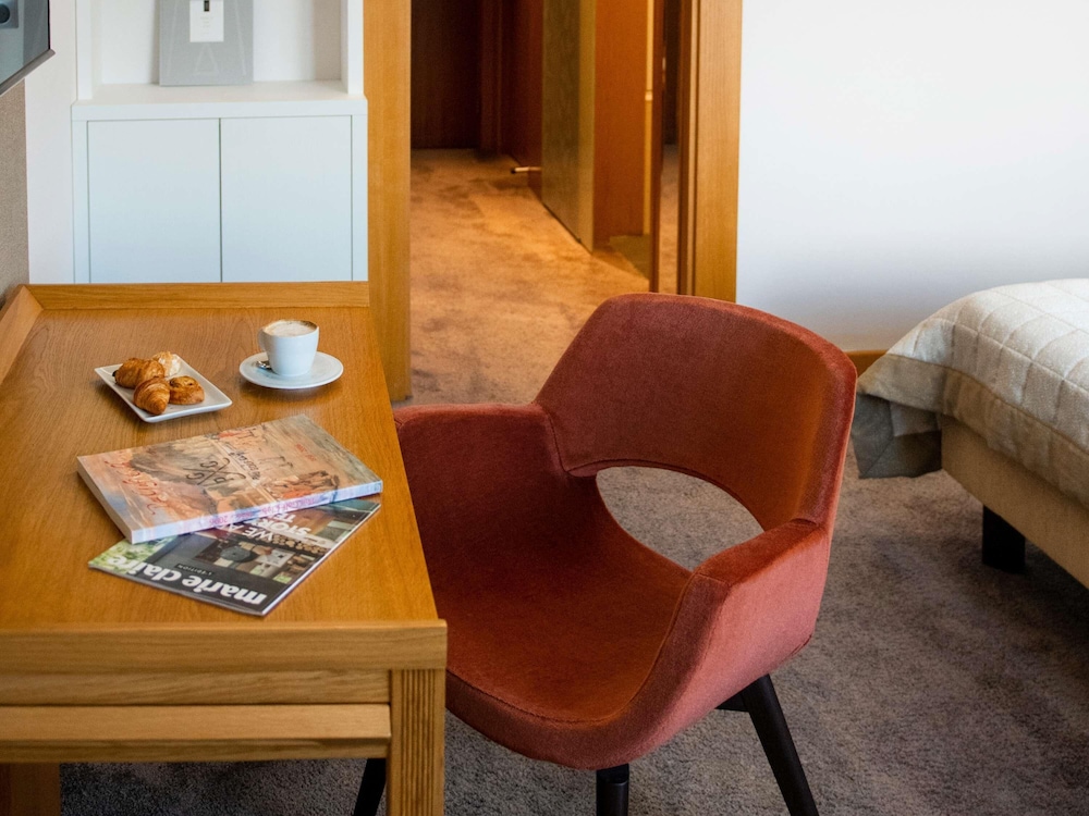 Habitación estándar con vistas a la ciudad y cama king size del hotel Parc Beaumont Hotel & Spa Pau MGallery Collection. Foto 4