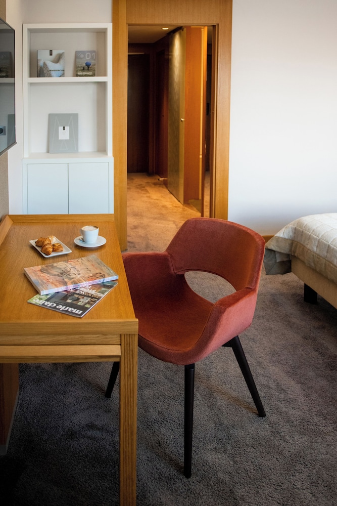 Habitación estándar con vistas a la ciudad y cama doble, para personas con movilidad reducida del hotel Parc Beaumont Hotel & Spa Pau MGallery Collection. Foto 1