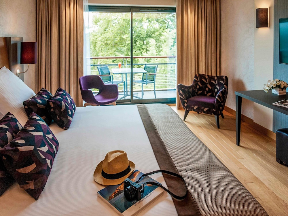 Habitación superior con vistas al jardín y cama king size y terraza del hotel Parc Beaumont Hotel & Spa Pau MGallery Collection