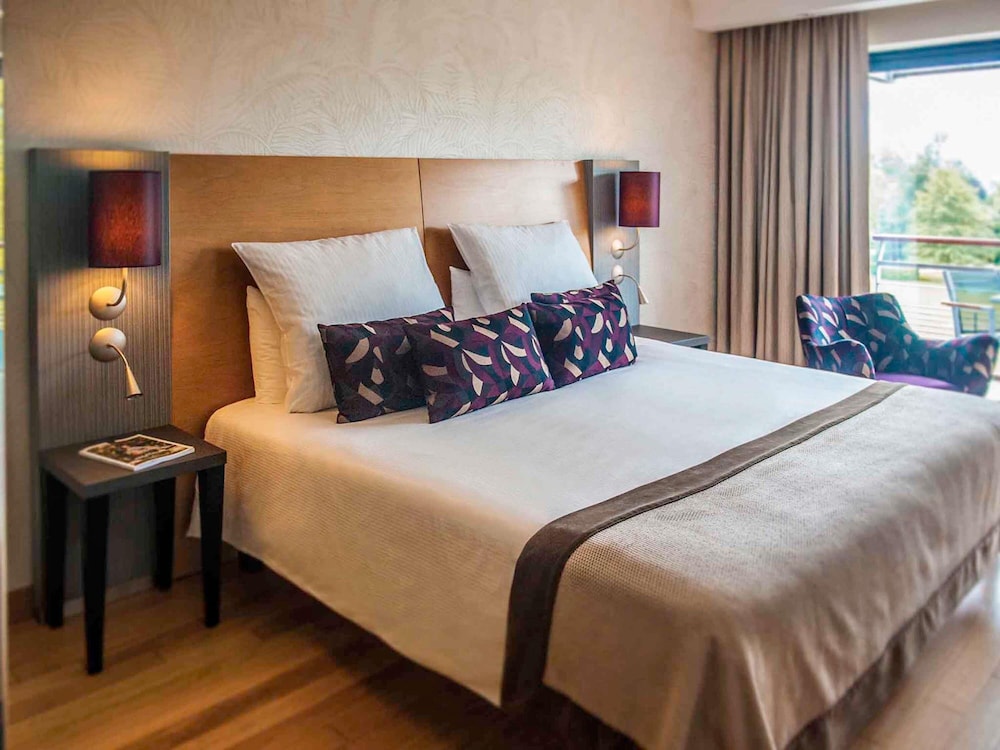 Habitación superior con vistas al jardín y cama king size y terraza del hotel Parc Beaumont Hotel & Spa Pau MGallery Collection. Foto 5
