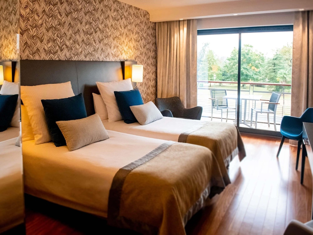 Habitación familiar superior, 2 habitaciones contiguas con vistas al parque del hotel Parc Beaumont Hotel & Spa Pau MGallery Collection. Foto 4