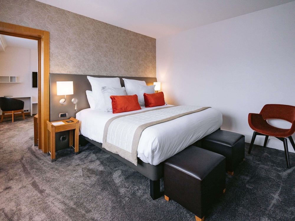 Suite familiar con vistas a la ciudad, cama king size + sofá cama en el salón del hotel Parc Beaumont Hotel & Spa Pau MGallery Collection
