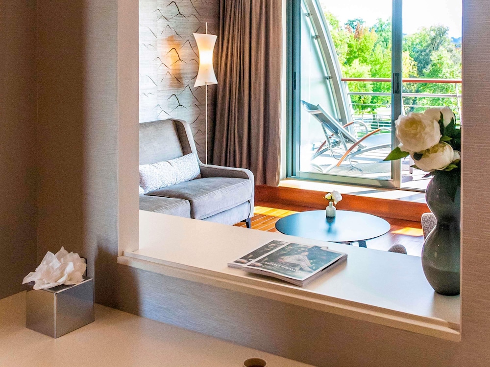 Suite de lujo, vistas al jardín, cama king size, sofá cama en el salón, terraza del hotel Parc Beaumont Hotel & Spa Pau MGallery Collection. Foto 4
