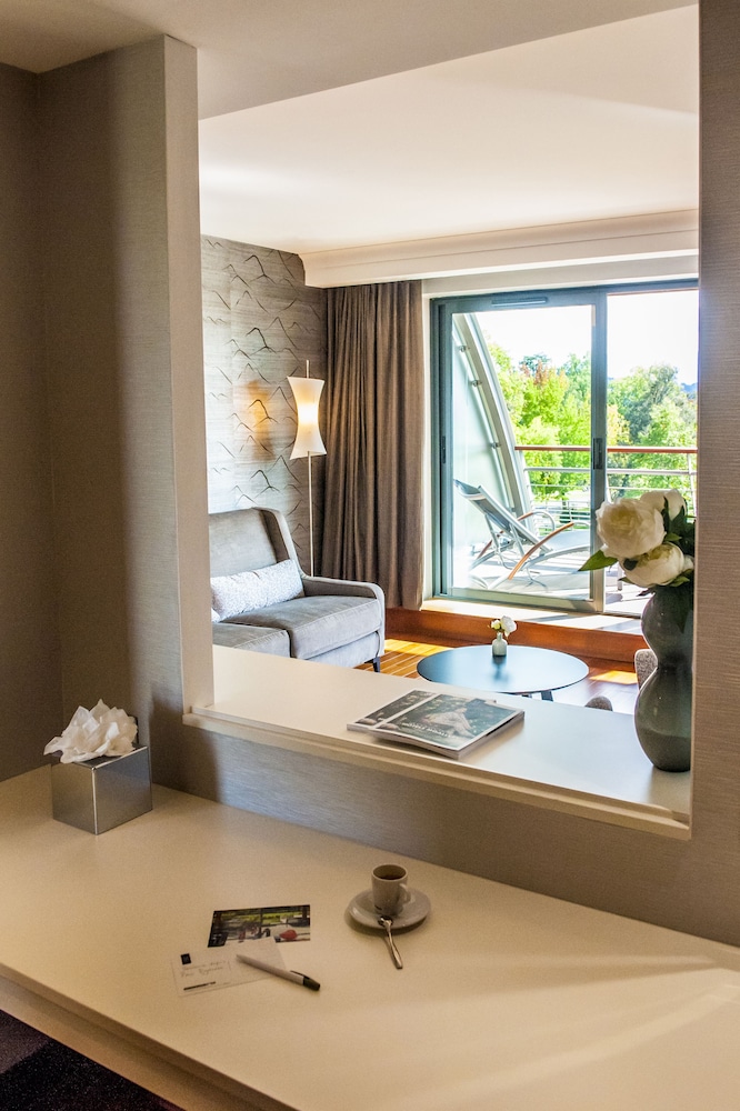 Suite de lujo, vistas al jardín, cama king size, sofá cama en el salón, terraza del hotel Parc Beaumont Hotel & Spa Pau MGallery Collection. Foto 7