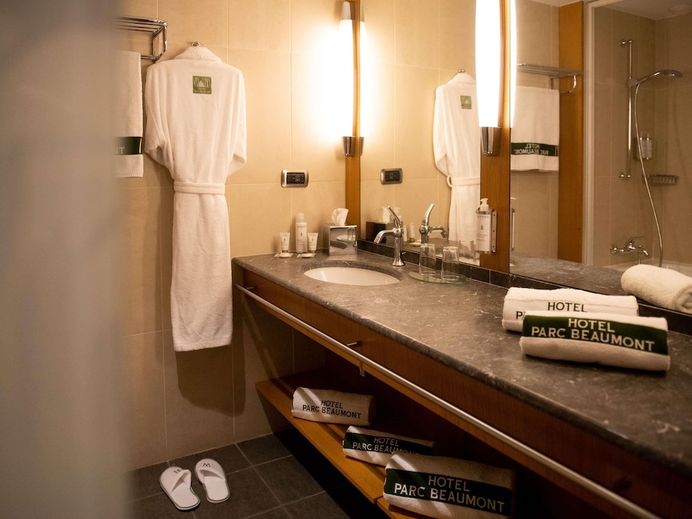 Habitación estándar con vistas a la ciudad y cama doble, para personas con movilidad reducida del hotel Parc Beaumont Hotel & Spa Pau MGallery Collection. Foto 5