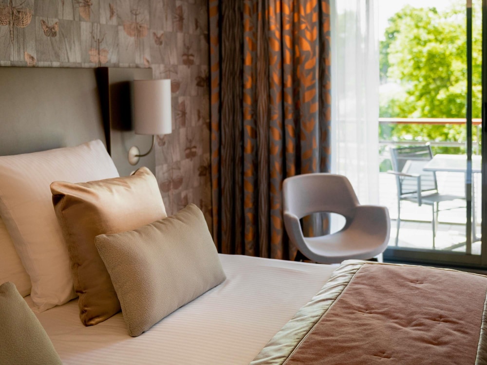 Habitación superior con vistas al jardín y cama king size y terraza del hotel Parc Beaumont Hotel & Spa Pau MGallery Collection. Foto 7