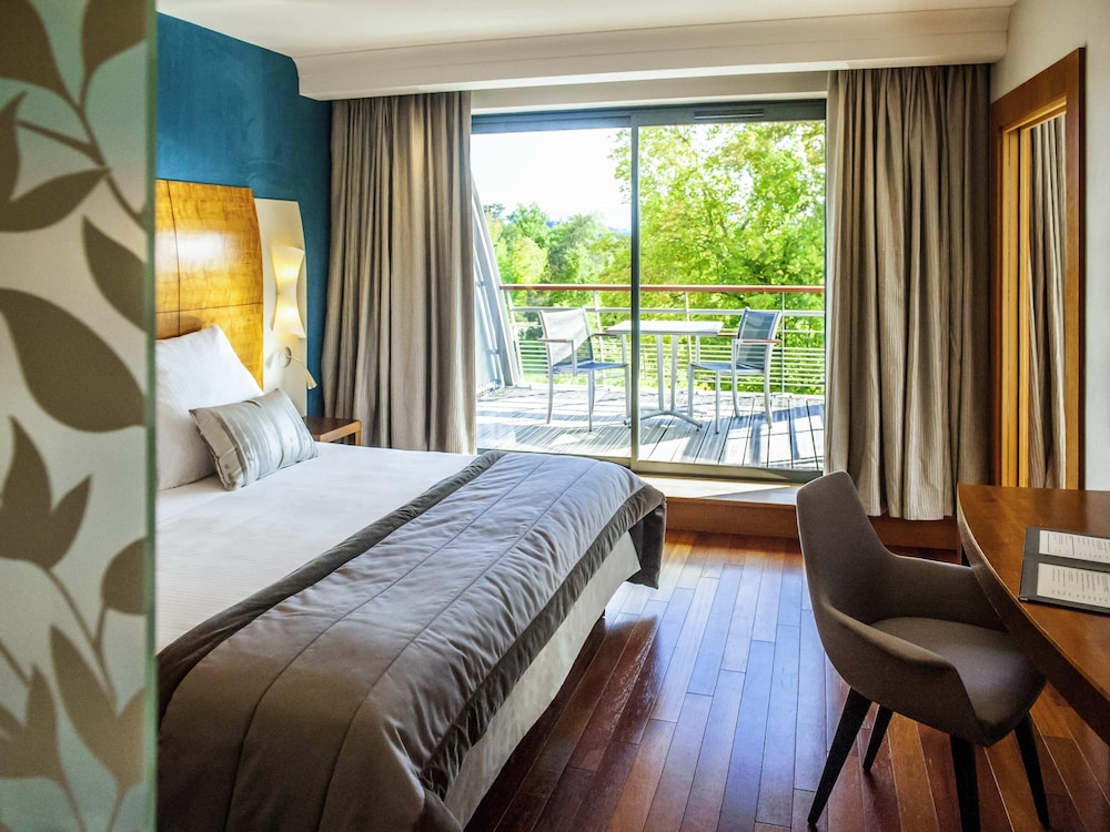 Suite de lujo, vistas al jardín, cama king size, sofá cama en el salón, terraza del hotel Parc Beaumont Hotel & Spa Pau MGallery Collection. Foto 8