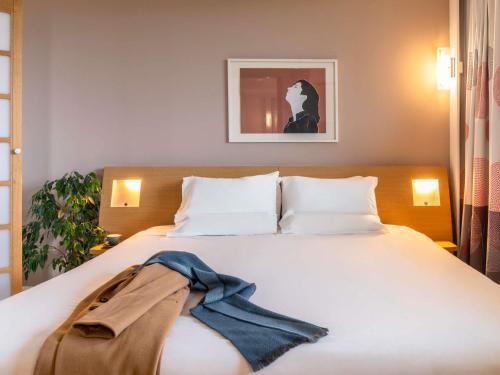 Suite con cama grande del hotel Novotel Edinburgh Park