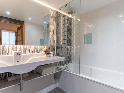 Suite con cama grande del hotel Novotel Edinburgh Park. Foto 3