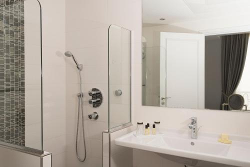 Habitación Doble Clásica del hotel St Pétersbourg Opéra and Spa. Foto 2