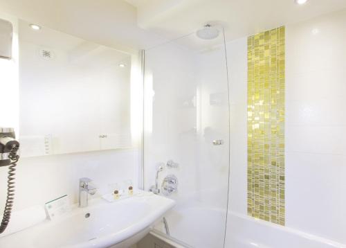 Habitación Deluxe del hotel St Pétersbourg Opéra and Spa. Foto 2