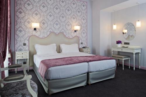 Habitación Triple Superior del hotel St Pétersbourg Opéra and Spa. Foto 5