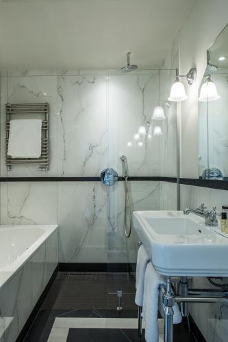 Suite con terraza del hotel St Pétersbourg Opéra and Spa. Foto 2