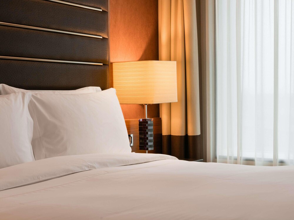 Habitación superior, 1 cama de matrimonio grande del hotel Sofitel London Heathrow. Foto 1