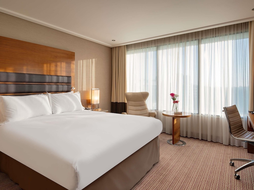 Habitación superior, 1 cama de matrimonio grande, accesible para personas con discapacidad del hotel Sofitel London Heathrow