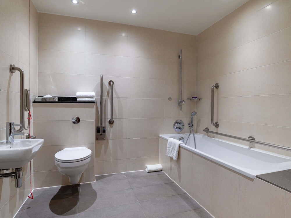 Habitación superior, 1 cama de matrimonio grande, accesible para personas con discapacidad del hotel Sofitel London Heathrow. Foto 1