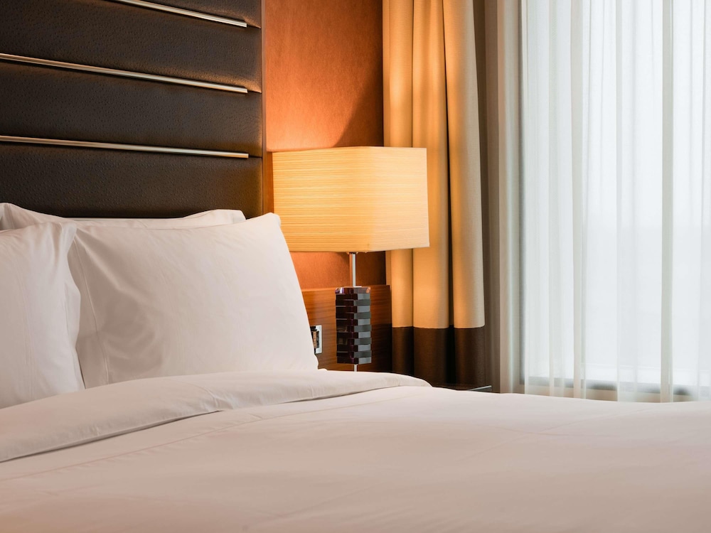 Habitación superior, 1 cama de matrimonio grande del hotel Sofitel London Heathrow. Foto 3