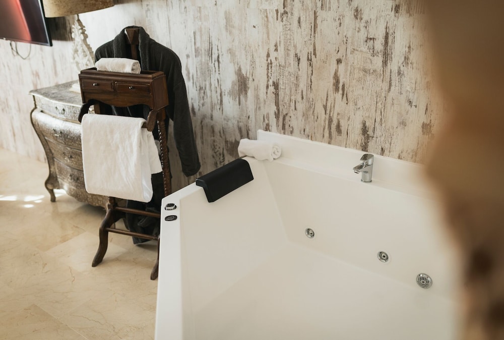 Suite, 1 cama de matrimonio grande, terraza (Jacuzzi - Casablanca Sensual Suite) del hotel and Spa Sun Palace Albir. Foto 7
