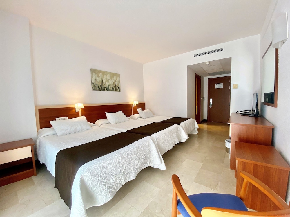 Habitación triple, terraza del hotel and Spa Sun Palace Albir