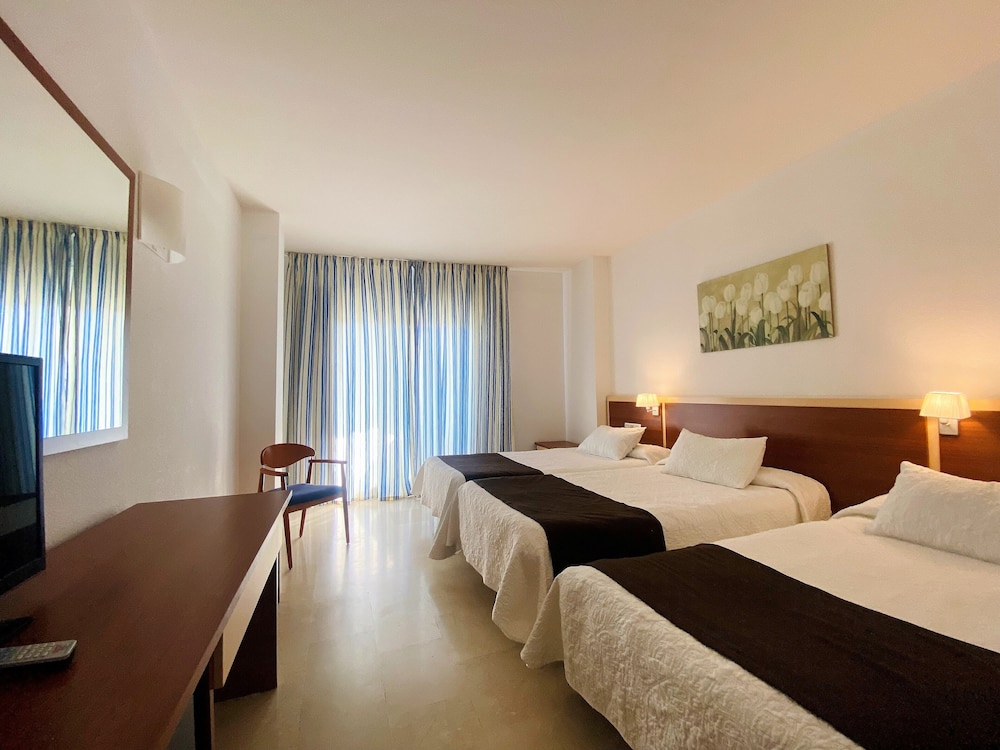 Habitación triple, terraza del hotel and Spa Sun Palace Albir. Foto 1