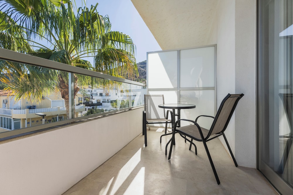 Habitación triple, terraza del hotel and Spa Sun Palace Albir. Foto 3