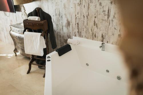 Suite con jacuzzi del hotel and Spa Sun Palace Albir. Foto 1