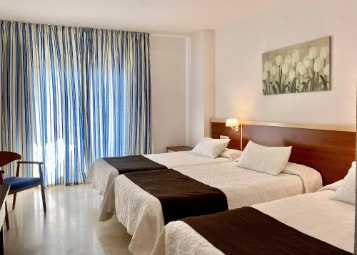 Habitación Triple del hotel and Spa Sun Palace Albir. Foto 3